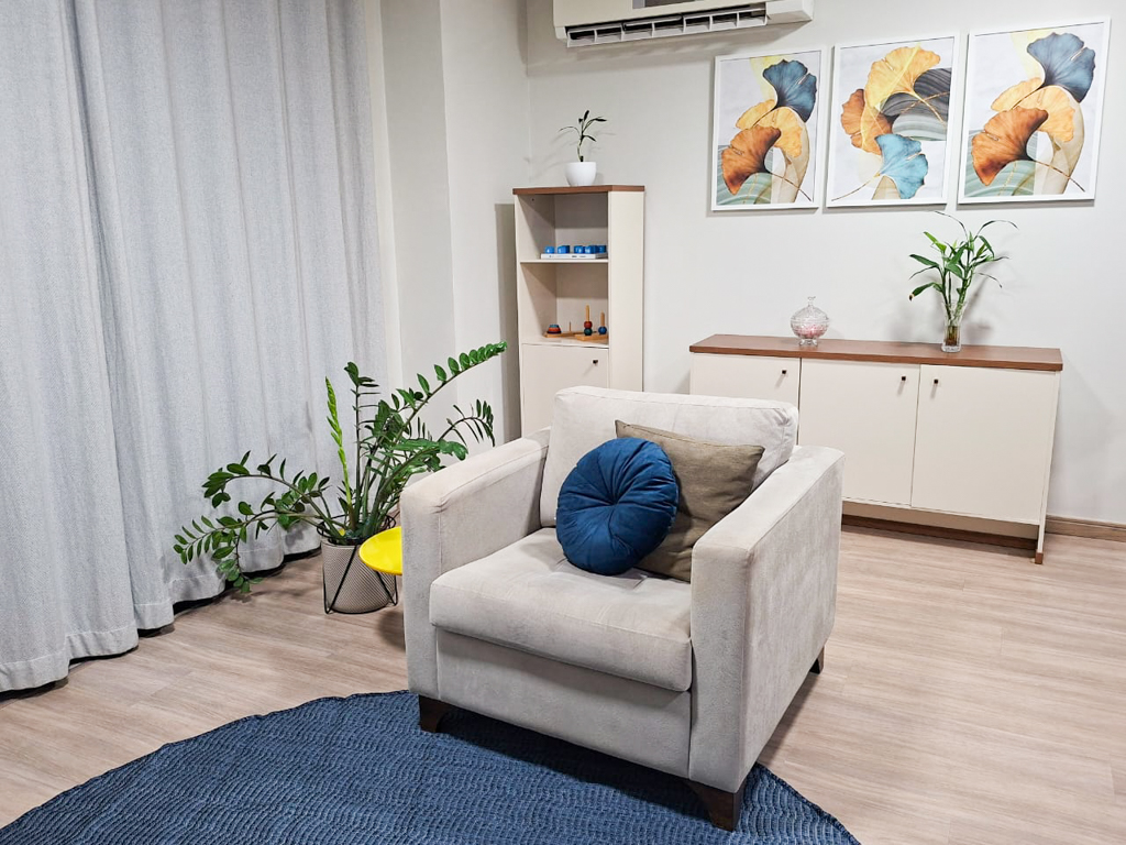 Poltrona, plantas e quadros do consultório de Kátia Franceli